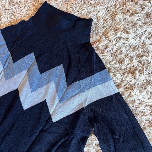 L'ETOILE SPORT CHEVRON MOCK NECK SWEATER size Small never worn - Picture 3 of 3